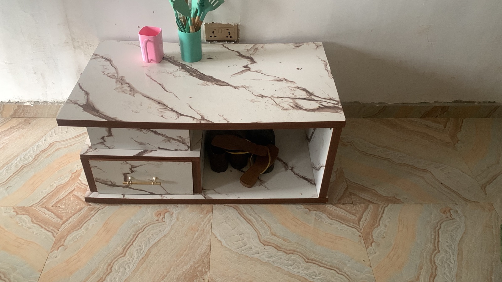 3 sitter chair and 2 single chair with a center table