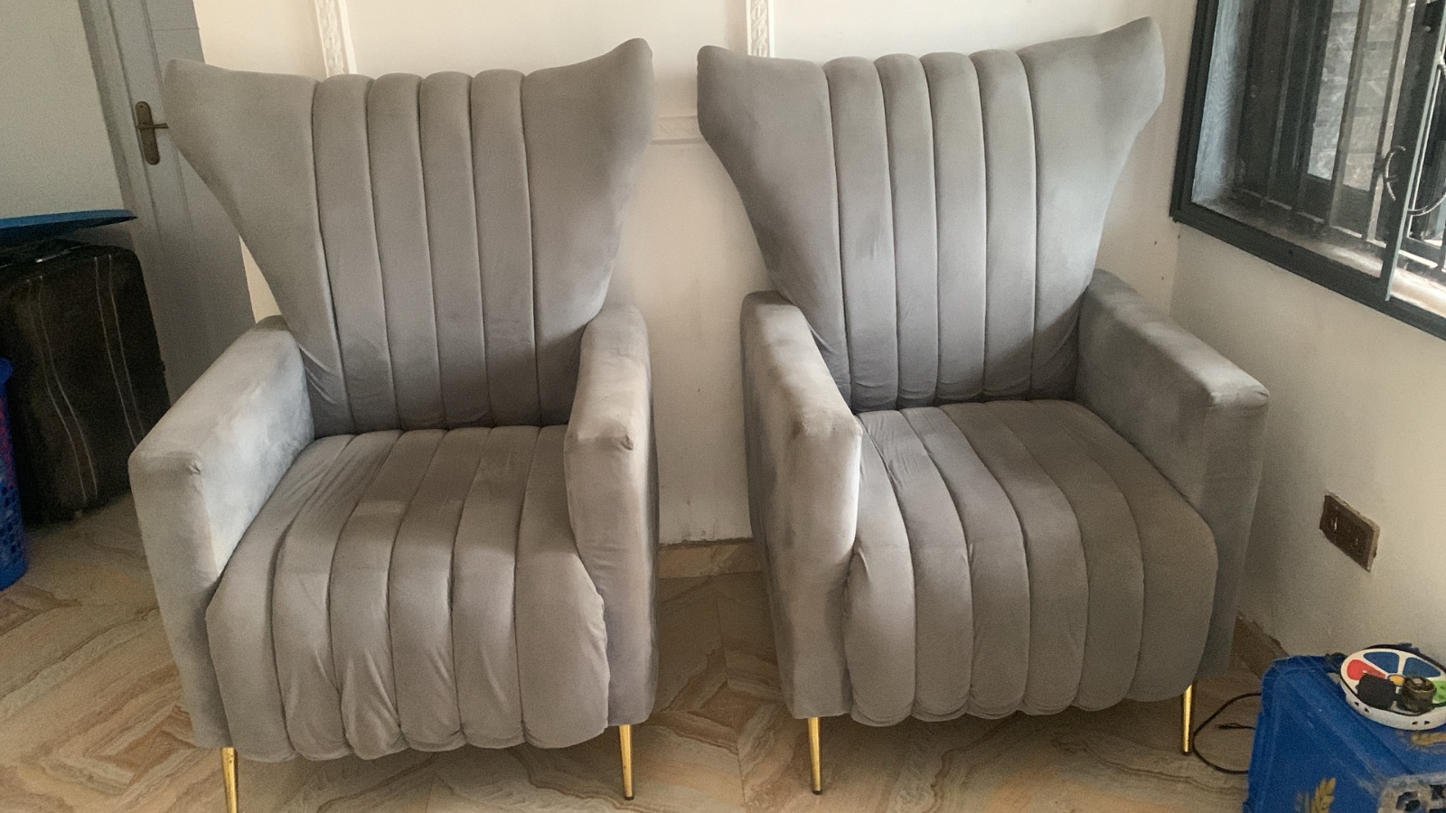 3 sitter chair and 2 single chair with a center table