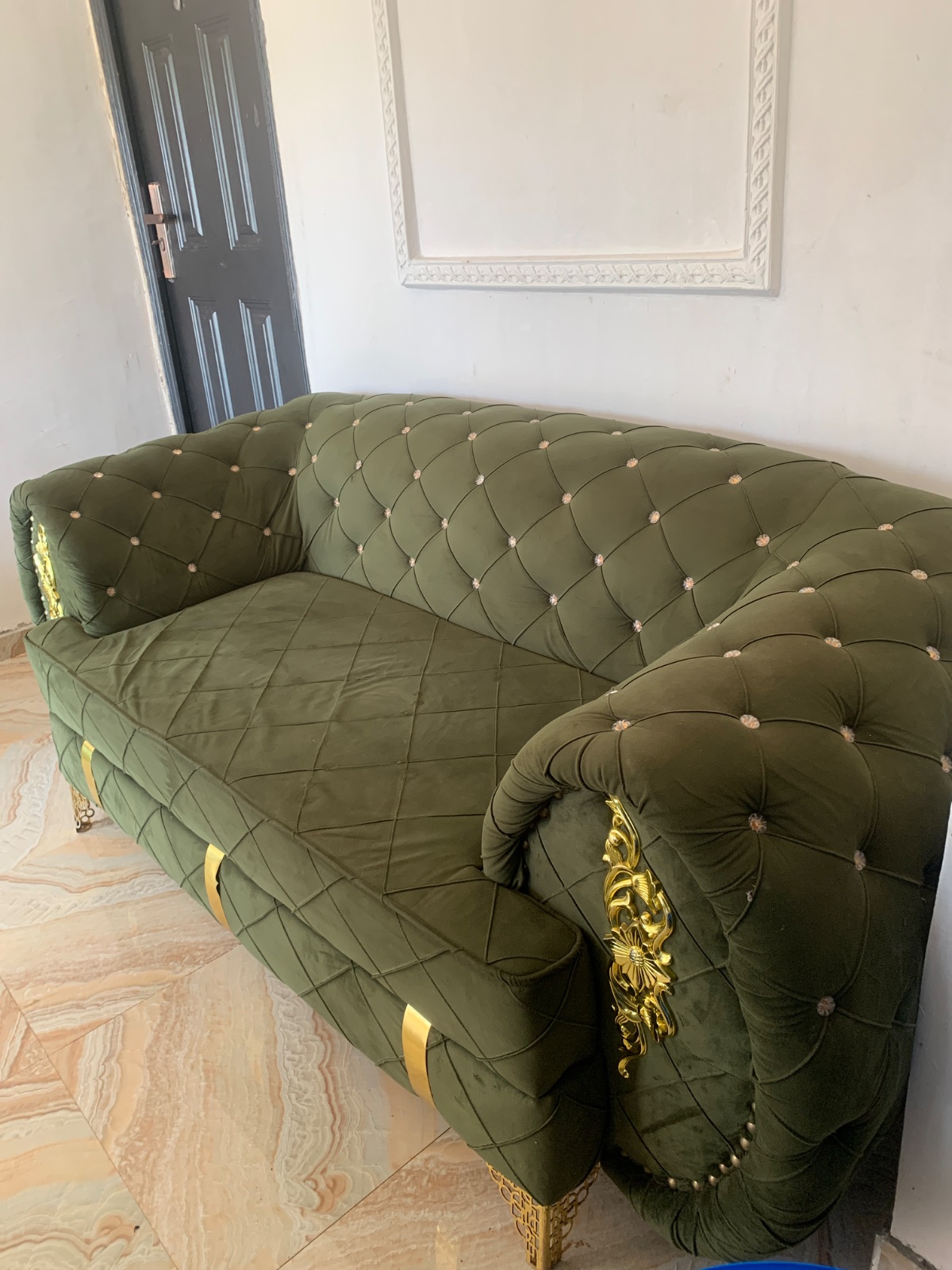 3 sitter chair and 2 single chair with a center table