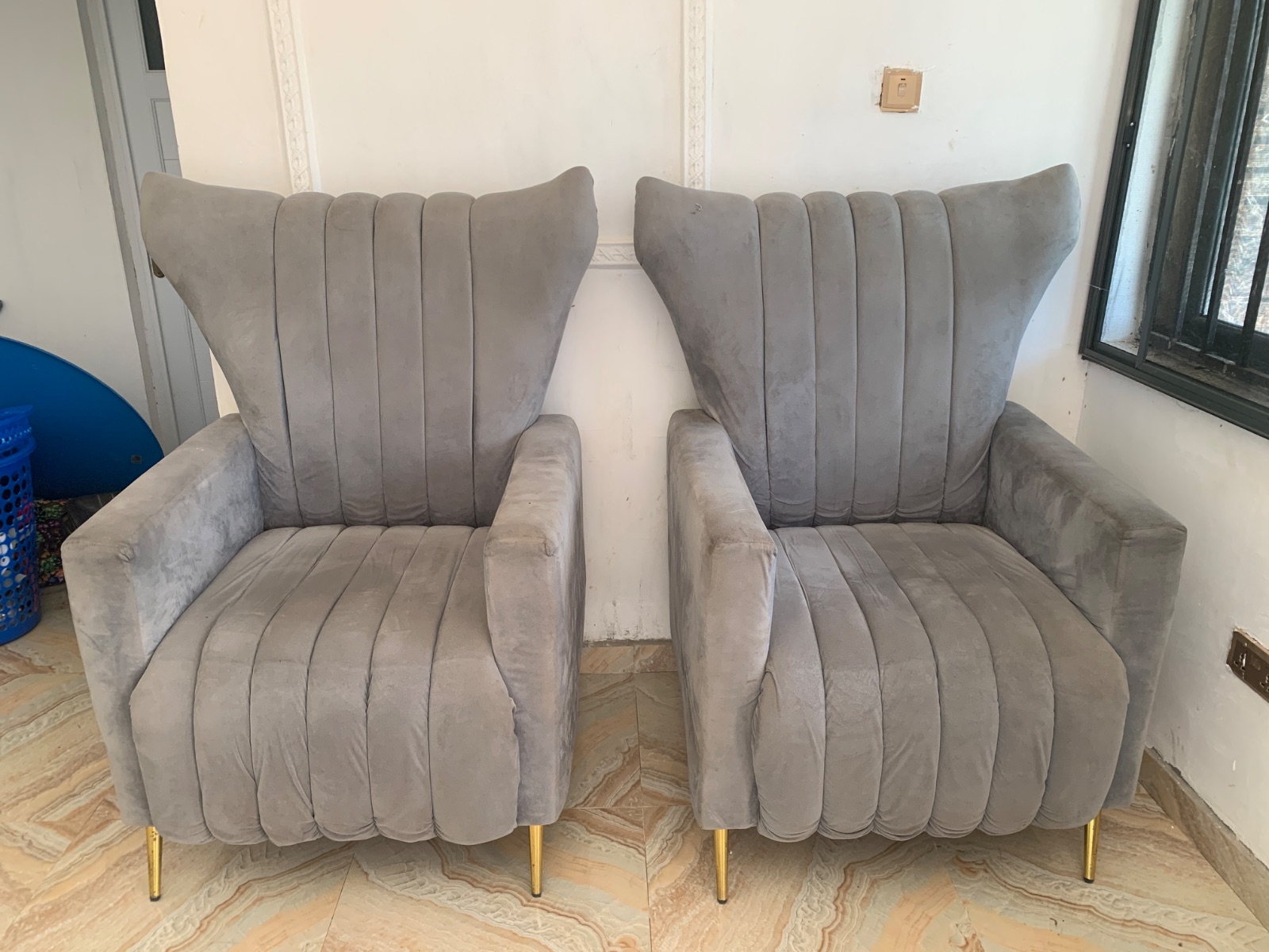 3 sitter chair and 2 single chair with a center table